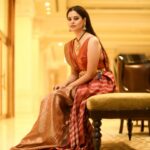 Bindu Madhavi Instagram - A versatile outfit, to convert a girl next door into an artists muse #saree #desifeels @rmkv_silks, 💄 💁‍♀️- @vurvesalon, 📸- @camerasenthil #feminaweddingshow