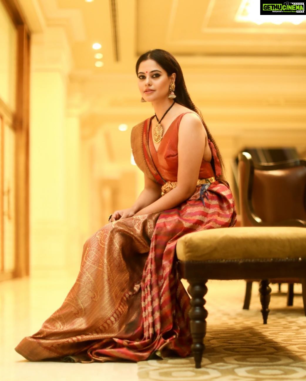 Bindu Madhavi Instagram - A versatile outfit, to convert a girl next door into an artists muse #saree #desifeels @rmkv_silks, 💄 💁♀️- @vurvesalon, 📸- @camerasenthil #feminaweddingshow