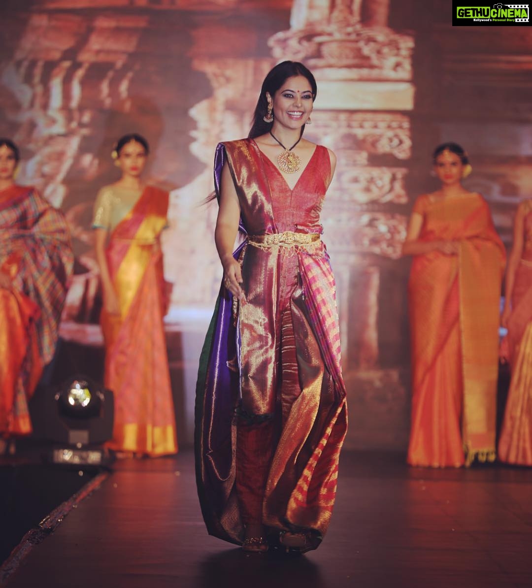 Bindu Madhavi Instagram - As they say, a smile is d prettiest thing you can wearππ¬π For Femina wedding show in a Kanjeevaram saree from @rmkv_silks, makeup and hair by @vurvesalon @50shadesofpam_
