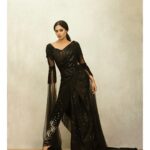 Bindu Madhavi Instagram - The final pic of The Dark Horse series.... @sidneysladen, My sidsaab.... The attention to detail on all d dresses was amazing, @venketramg.... u know tat I always look forward to work with you. @bride_over, Thanks to you n ya team for being so patient to bring out d best of me..... 🖤🖤🖤🖤 #drappedsaree