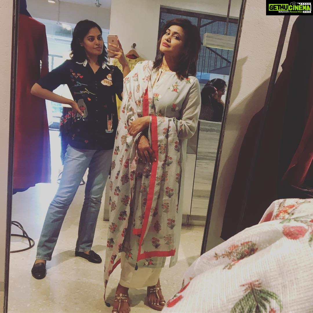 Bindu Madhavi Instagram - Shop in the name of Love @sravanthichukkapalli