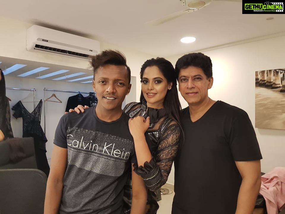 Bindu Madhavi Instagram - N then have to slow your heart rate, stay calm and wait for the pictures😜..... @venketramg @sidneysladen @disha_dee @bride_over #thedarkhorse #fabday #black