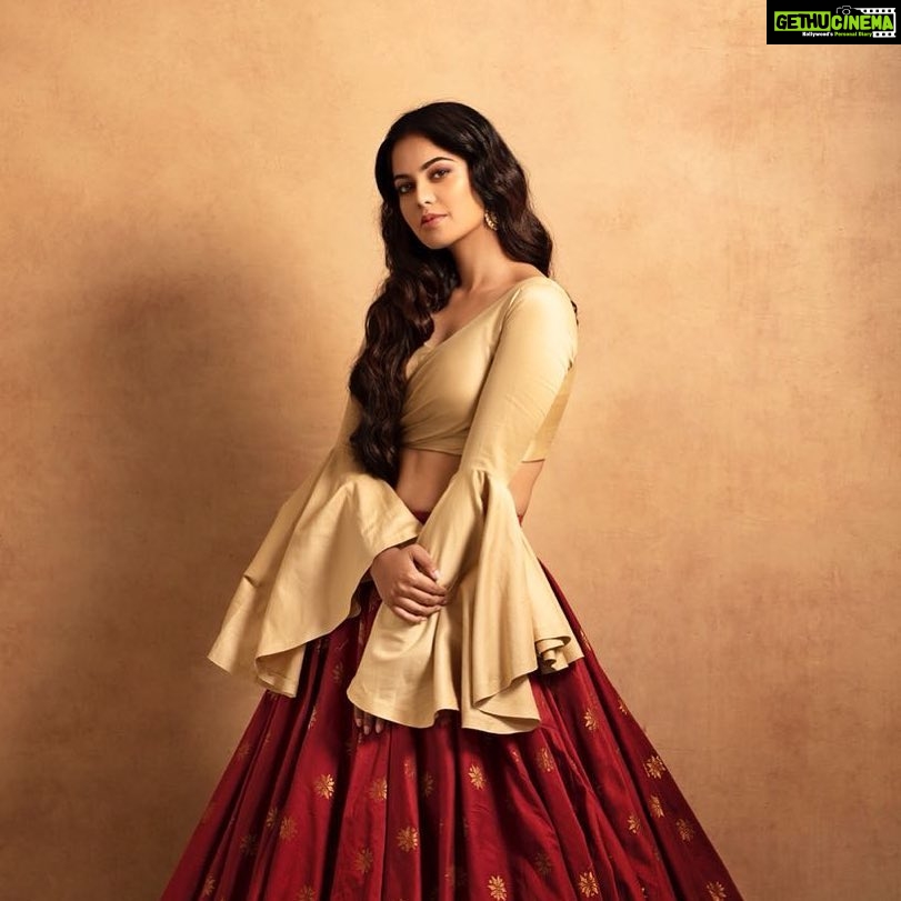 Bindu Madhavi Instagram - Master the art of observing........... 👗 @suresh.menon indian couture 📷 @venketramg 💄💆♀️ @pinkylohar