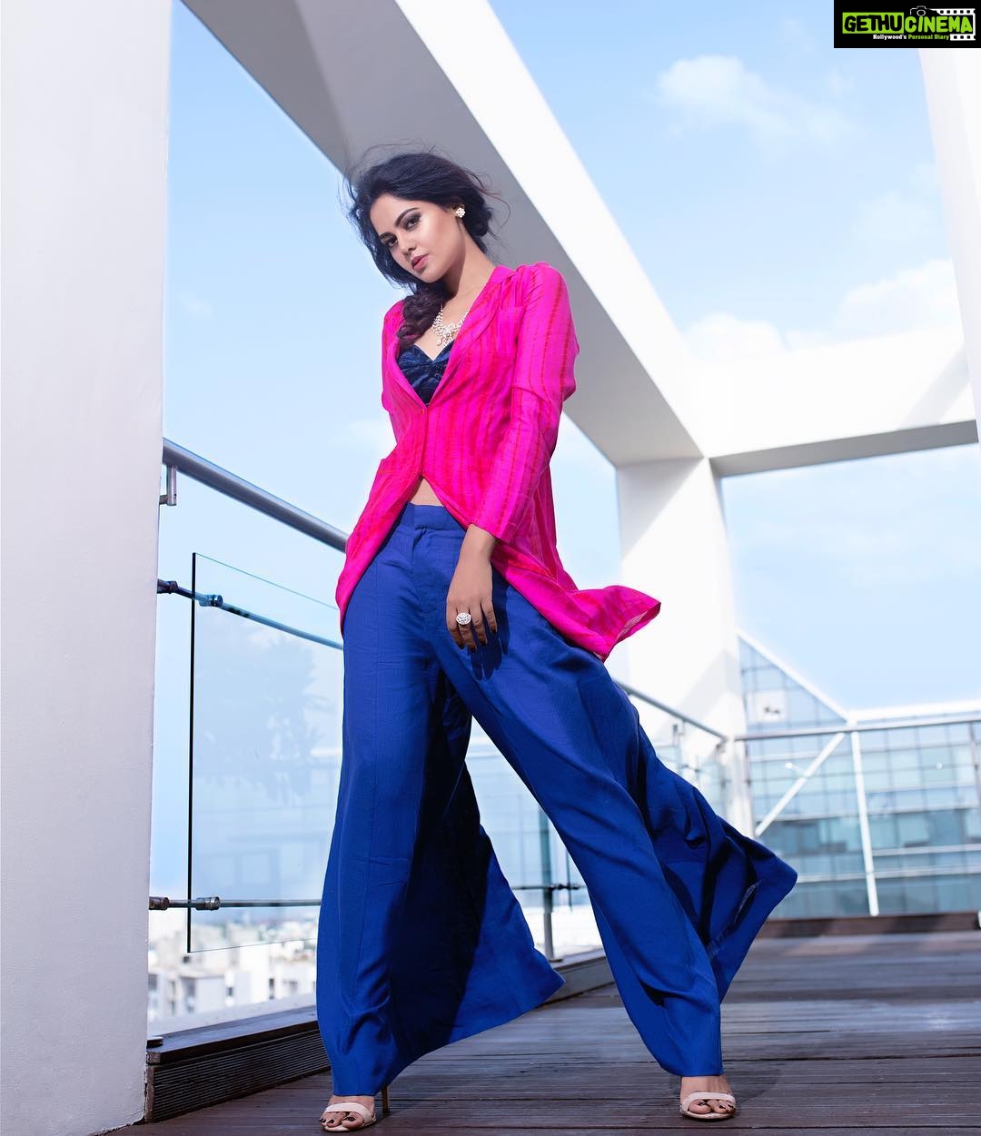 Bindu Madhavi Instagram - Breezy shot by this awesome person @waranyogesh_v, for @feminaindia #feminatamil.... styled by @ektanahar07 @sandeepravi89, 👗- @vivekarunakaran, 💎 - @vbjmoments, 💄- @page3salon