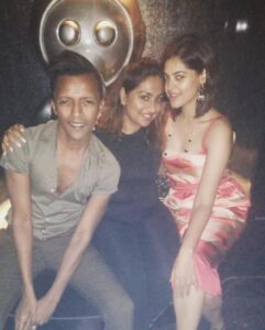 Bindu Madhavi Instagram - Little did I know why u guys were laughing clicking this pic 😝🤣🤣🤣 @sidneysladen  #jan @r.i.h.a.n.n.a.g