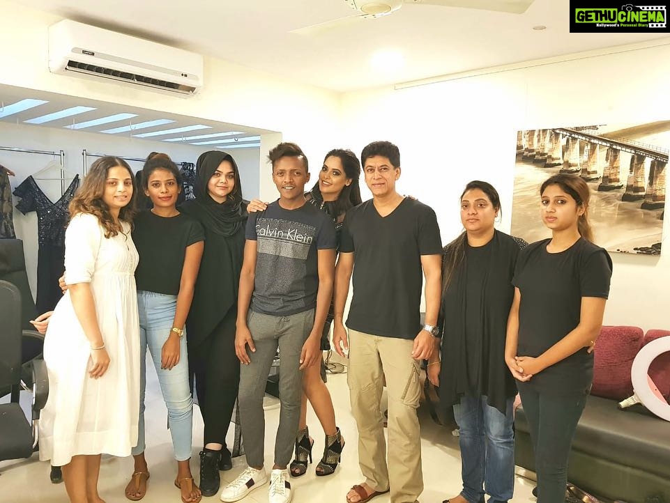 Bindu Madhavi Instagram - N then have to slow your heart rate, stay calm and wait for the pictures😜..... @venketramg @sidneysladen @disha_dee @bride_over #thedarkhorse #fabday #black