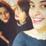 Bindu Madhavi Instagram - Tall girl problem #101..... Those akward pictures with ur short friends 😂😋😬😝 pls dnt kill me for this post @sravanthichukkapalli @swethakakarlapudi.... luv u guys❤️❤️❤️❤️😉
