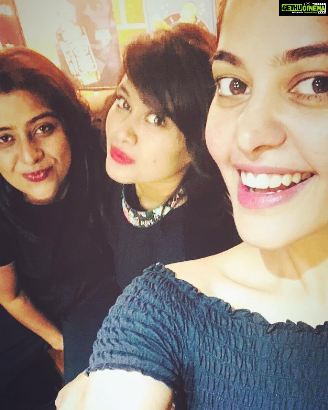 Bindu Madhavi Instagram - Tall girl problem #101..... Those akward pictures with ur short friends 😂😋😬😝 pls dnt kill me for this post @sravanthichukkapalli @swethakakarlapudi.... luv u guys❤️❤️❤️❤️😉