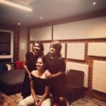 Bindu Madhavi Instagram - Tall girl problem #101..... Those akward pictures with ur short friends 😂😋😬😝 pls dnt kill me for this post @sravanthichukkapalli @swethakakarlapudi.... luv u guys❤️❤️❤️❤️😉
