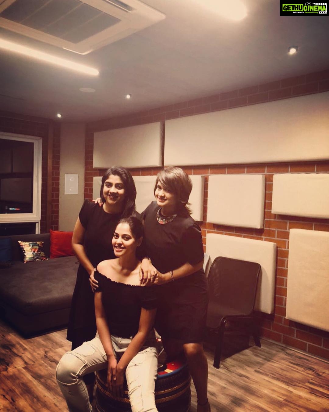 Bindu Madhavi Instagram - Tall girl problem #101..... Those akward pictures with ur short friends 😂😋😬😝 pls dnt kill me for this post @sravanthichukkapalli @swethakakarlapudi.... luv u guys❤️❤️❤️❤️😉