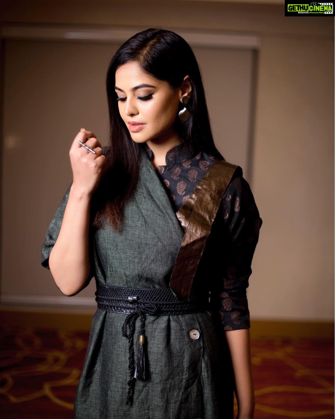 Bindu Madhavi Instagram - When u love wat u wear and wear wat u love...... Outfit - @Blueprint_By_Navya_Divya & @DesignByBlueprint Accessories - @SakshiJhunjhunwalaOfficial at @MaalGaadi H + M - @ChiselleMakeupAndHair Photography - @KiransaPhotography Styling - @DivyaNiranjan_ & @NavyaNiranjan_NN