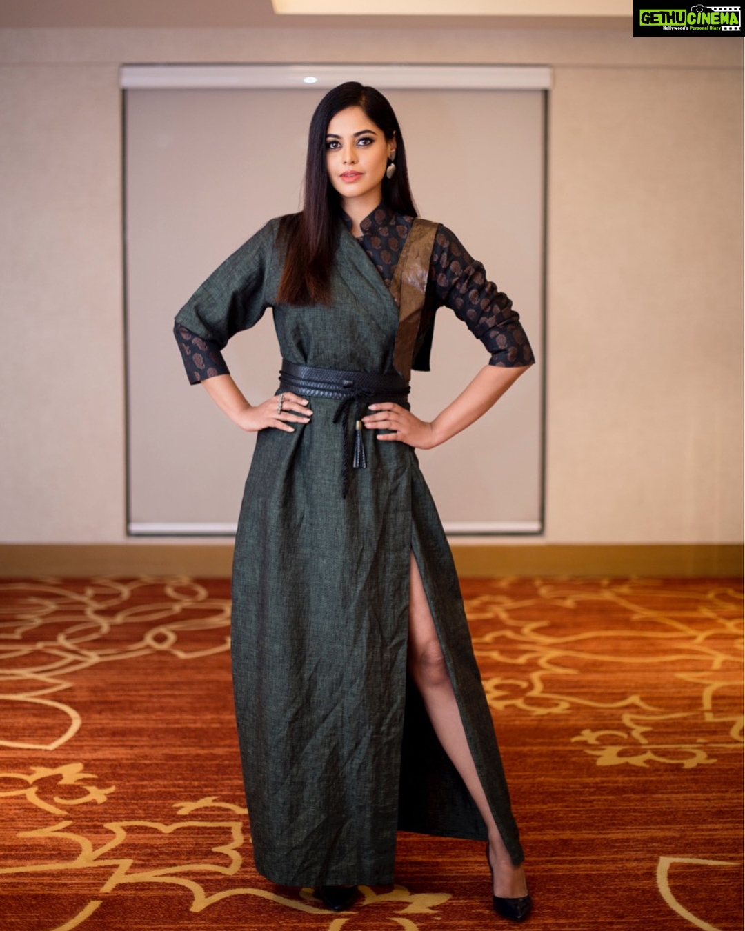 Bindu Madhavi Instagram - For MissDiva2018 show......... Outfit - @Blueprint_By_Navya_Divya & @DesignByBlueprint Accessories - @SakshiJhunjhunwalaOfficial at @MaalGaadi H + M - @ChiselleMakeupAndHair Photography - @KiransaPhotography Styling - @DivyaNiranjan_ & @NavyaNiranjan_NN