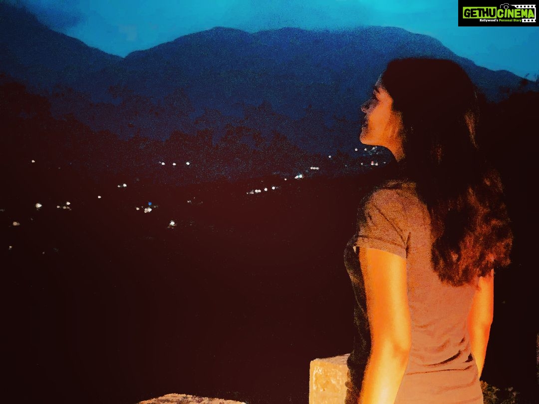 Bindu Madhavi Instagram - Sunsets. I know they are beautiful and Instagrammable. I wish more would really notice and appreciate the show in the sky at the end of the day, no matter where they are.... #hillstation #munnar