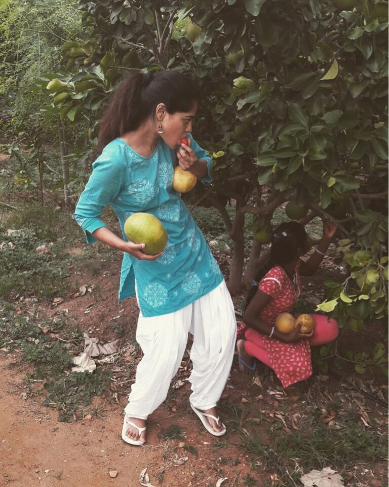 Bindu Madhavi Instagram - Thanku every1 forya wishes...... ❤️❤️❤️🤗🤗 day well spent in d farm.... #nature #farm #organic #village #devarintipalli #madanapalli #native
