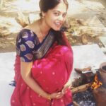 Bindu Madhavi Instagram - I always had a dream of looking exactly like my Mom...... n soooo I always borrow her sarees 😬☺️ #momandme #sareestory #villagetime ❤️❤️❤️❤️❤️