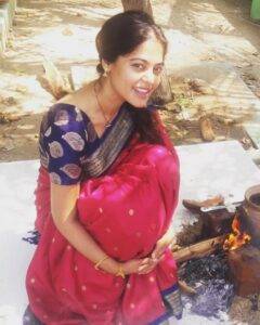 Bindu Madhavi Instagram - I always had a dream of looking exactly like my Mom...... n soooo I always borrow her sarees 😬☺️ #momandme #sareestory #villagetime ❤️❤️❤️❤️❤️