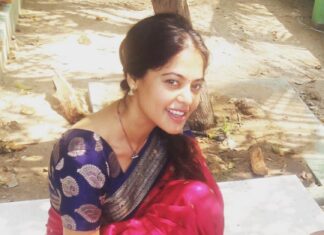 Bindu Madhavi Instagram - I always had a dream of looking exactly like my Mom...... n soooo I always borrow her sarees 😬☺️ #momandme #sareestory #villagetime ❤️❤️❤️❤️❤️