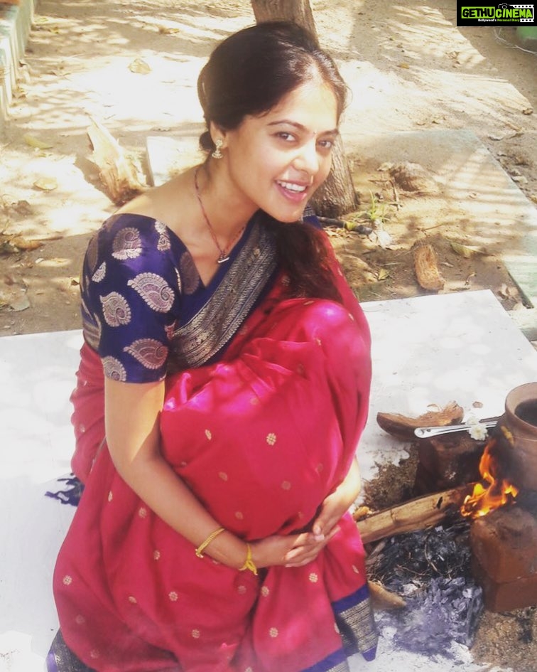 Bindu Madhavi Instagram - I always had a dream of looking exactly like my Mom...... n soooo I always borrow her sarees 😬☺️ #momandme #sareestory #villagetime ❤️❤️❤️❤️❤️