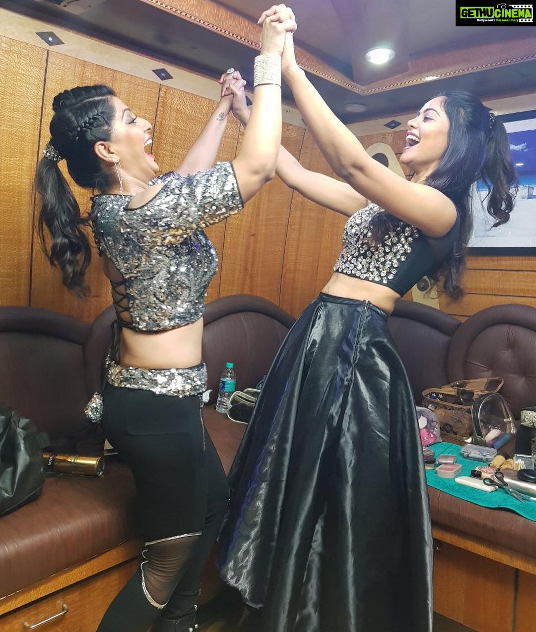 Bindu Madhavi Instagram - And when we realised we were...... TWINNING😁😬🙌❤️ @varusarathkumar #vanityvan #happyfaces #nofilter #blackandsilver #twinning