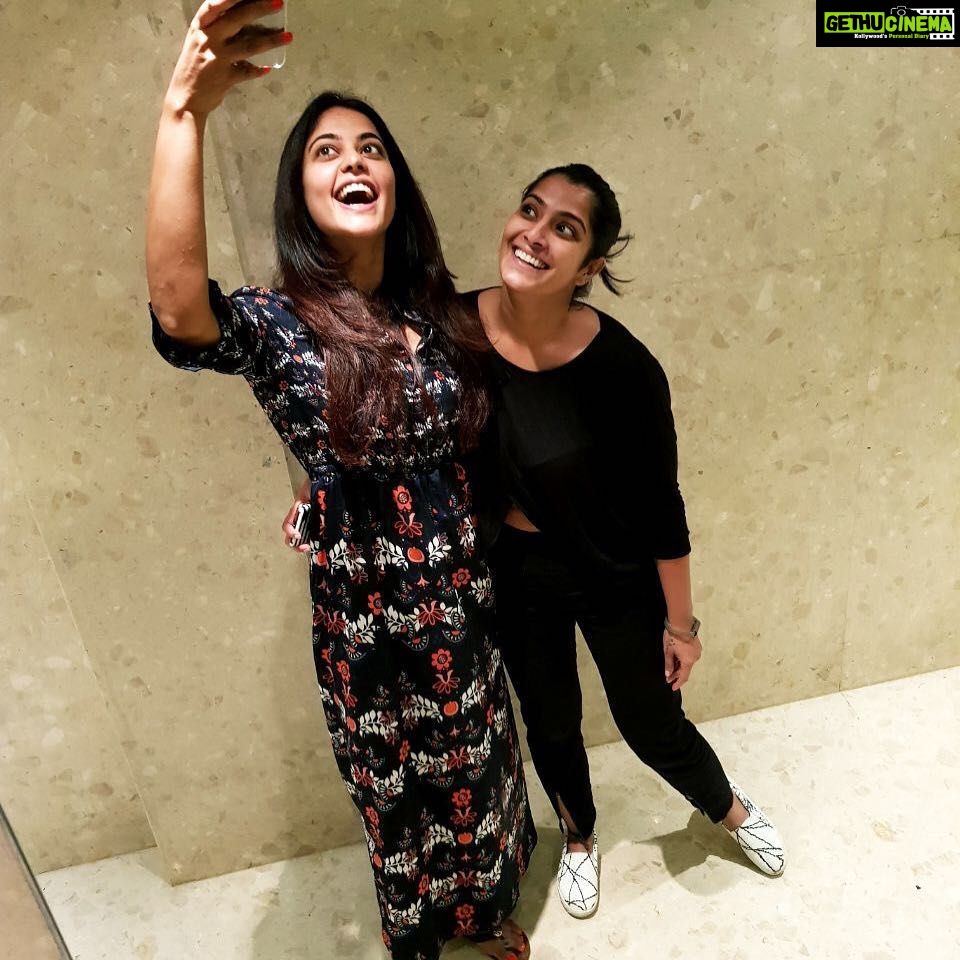 Bindu Madhavi Instagram - Movie date..... #padmavath #popcorn #snapchat #slb @varusarathkumar Sathyam Cinemas