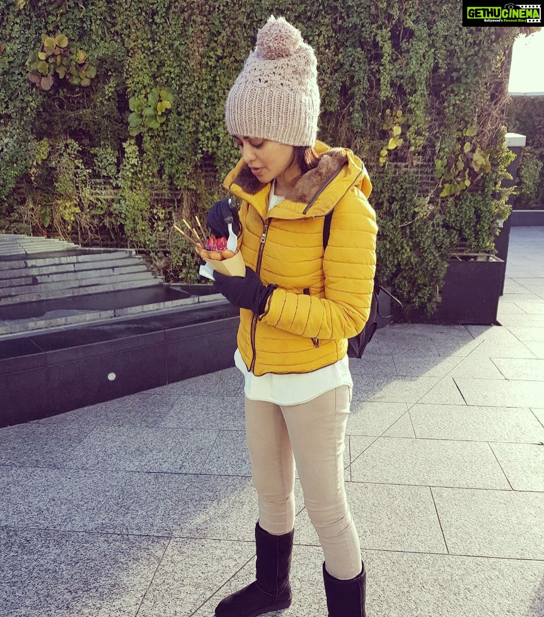 Bindu Madhavi Instagram - When the cold canβt stop u from having an icecream π¦ππ #bubblewaffleicecream #berries #chocolate London, United Kingdom