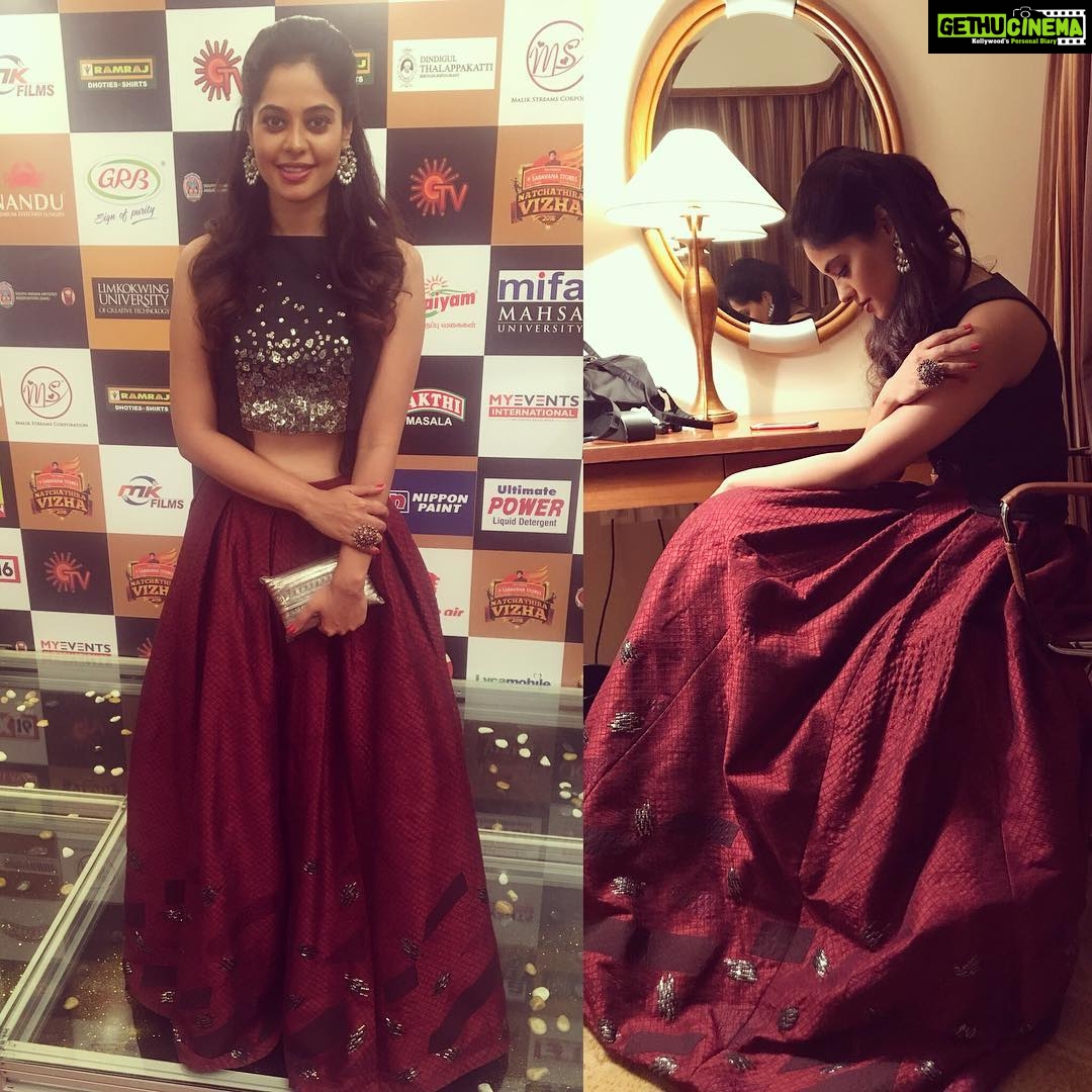 Bindu Madhavi Instagram - For #nachathiravizha2018 curtain raiser, wore this lovely outfit by @vivekarunakaran, thanks Vivekš¤styled by @sunilkarthik87 accessories and clutch @amrapalijewels Kuala Lumpur, Malaysia