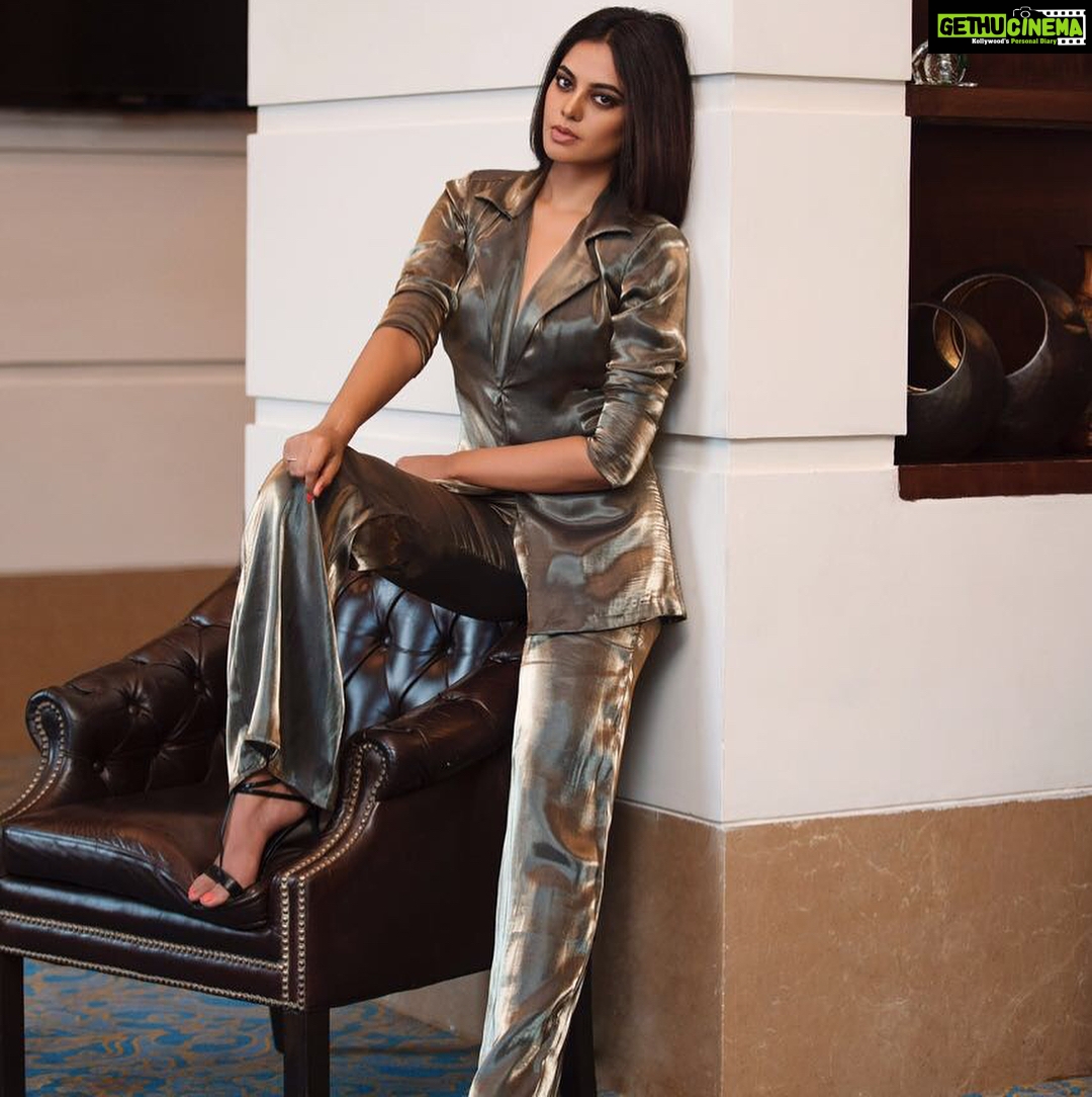 Bindu Madhavi Instagram - Good way to start 2018....... #covergal #jancover #metallicolive #pantsuit @wemagazineofficial Styling, wardrobe, makeup- @suresh.menon (did I miss ny😋😘). Man behind the lense @mobinkurien, hair- @vurvesalon
