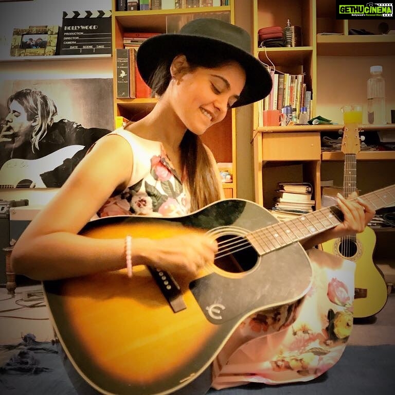 Bindu Madhavi Instagram - Talking about music is like dancing about architecture...... πΈπ»π·π₯