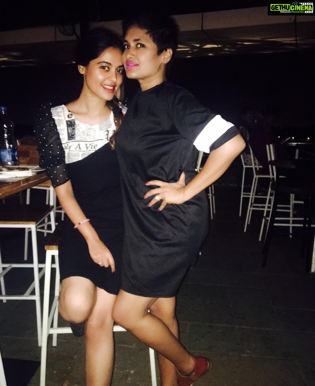 Bindu Madhavi Instagram - #twinning #livemusic #stonewaters #weloveit #memories #mehar #emotionalatyachar #swag #blackandwhite #crueltyfree #dearestfriend