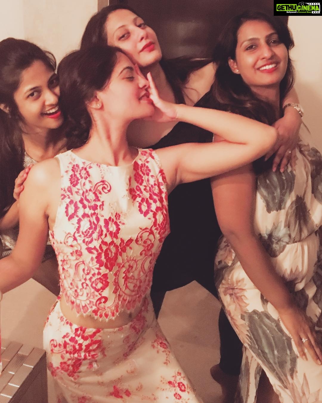 Bindu Madhavi Instagram - Thanks to my gals for making my day special @kaviipandian @keerthipandian @poopri85 #friendshipgoals #friendsinshadowandlight