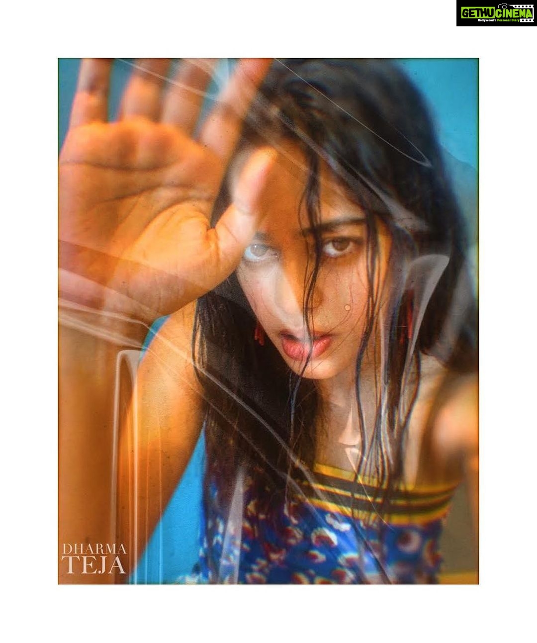 Bindu Madhavi Instagram - It’s a new feeling for all of us.... held back, restricted and suffocated. Though the outside world may look tempting and free, it is still a monster waiting to consume us. Concept, Editing by this talent @mr.dharmateja 🤗❤️ And special mention to my cook Gowri Amma for holding the camera steady while filming 😎 #quarantineshoot #lockdown
