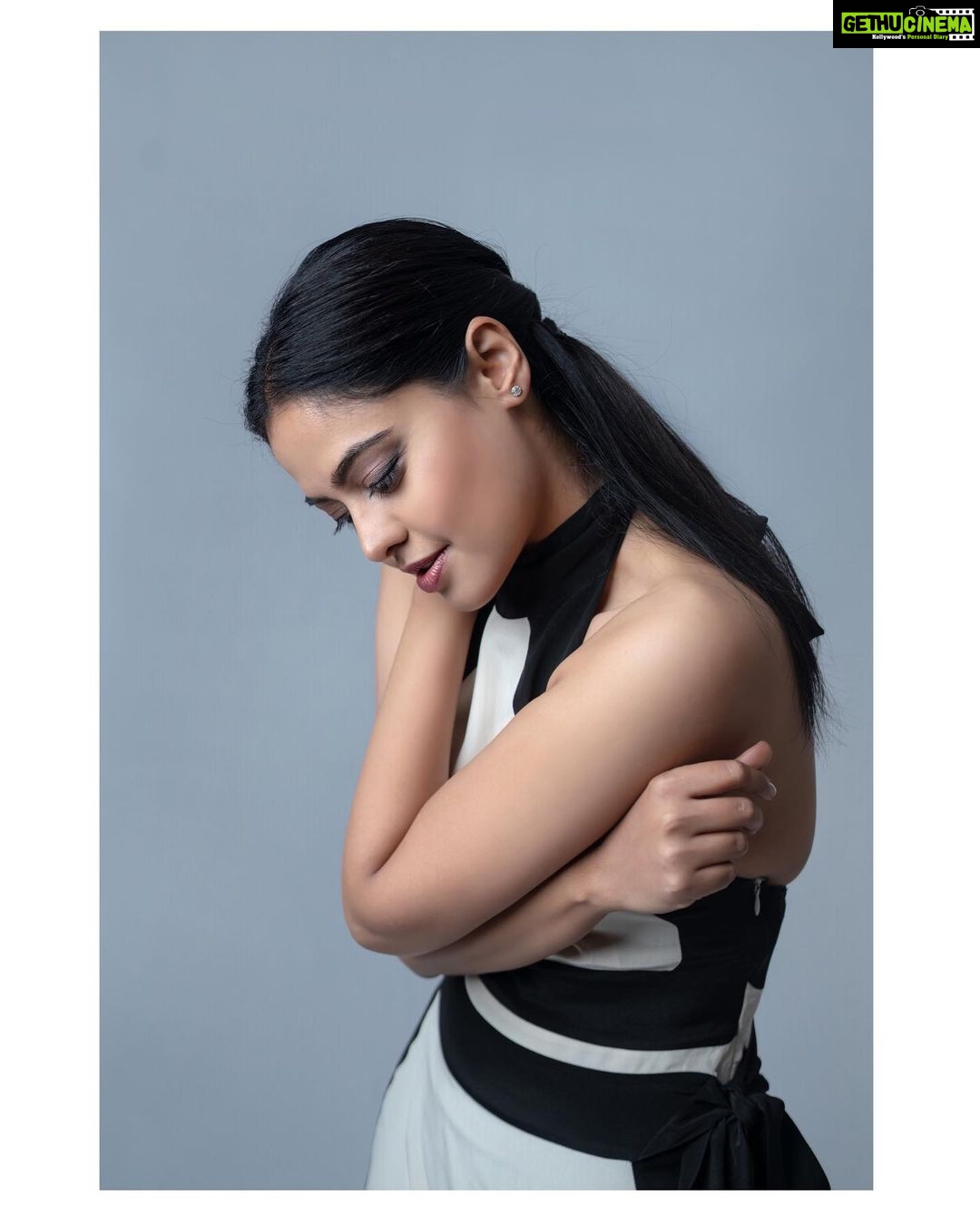 Bindu Madhavi Instagram - Simplicity is the soul of modern elegance Dress - @DewarWorld H + M - Choden at @Page3SalonHyderabad Photography - @M3_Foto Styled by @Blueprint_By_Navya_Divya & @DesignByBlueprint.