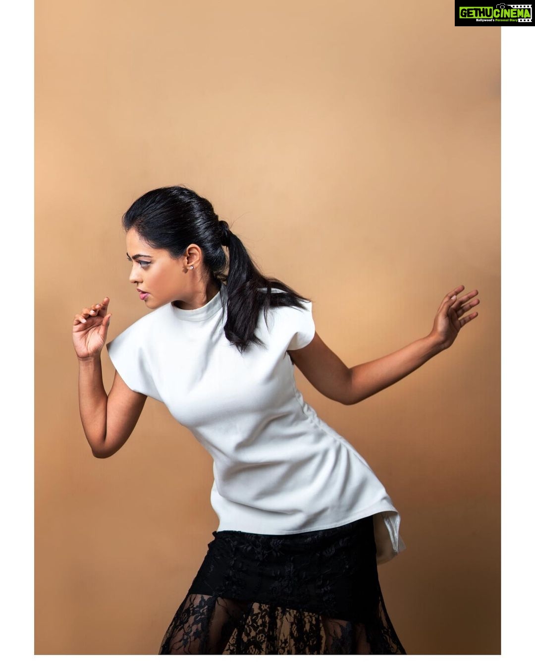 Bindu Madhavi Instagram - Outfit - @Priyanka_Gangwal_Official H + M - Choden at @Page3SalonHyderabad_Official Photography - @M3_Foto stylist - @blueprint_by_navya_divya @designbyblueprint