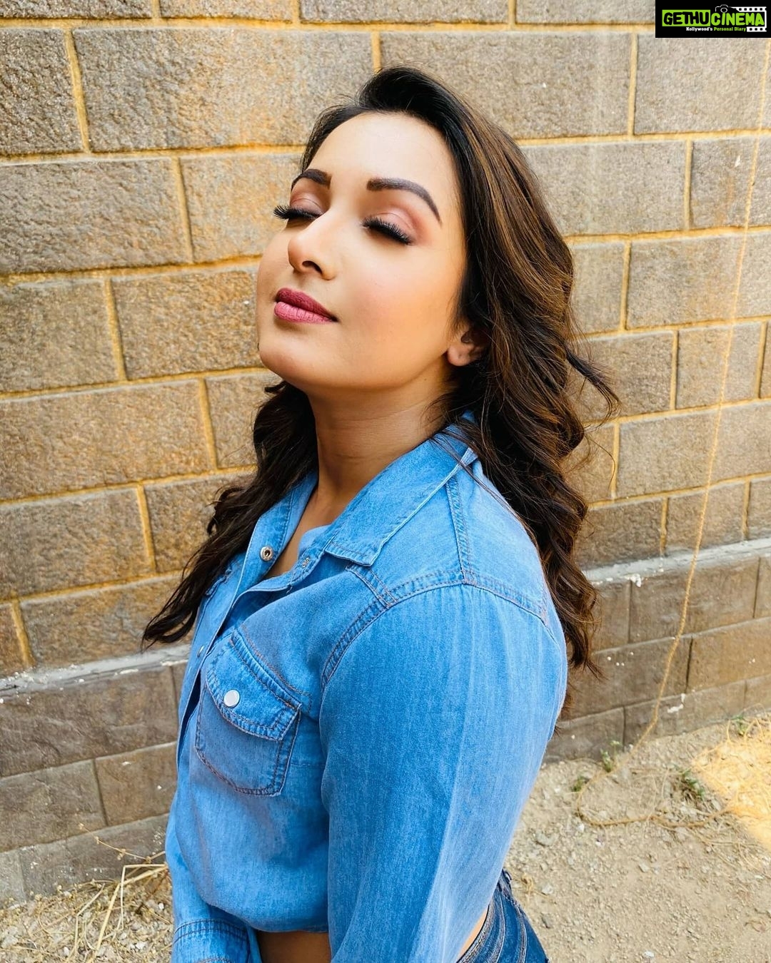 Catherine Tresa - 158.8K Likes - Fifty shades of poker face 😐😐.
#happinessisloveandbluejeans #casualthursdays
#beyou #love