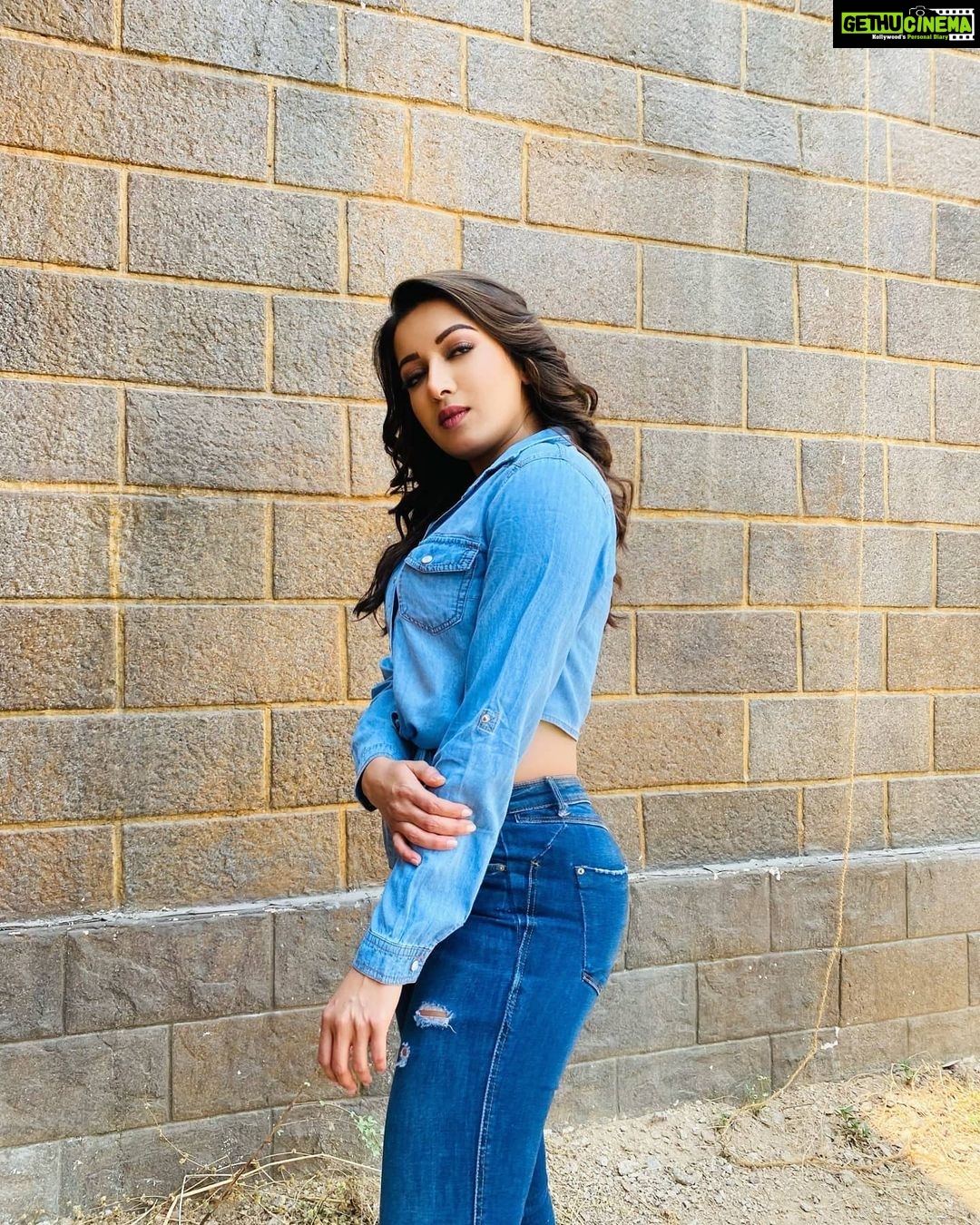 Catherine Tresa - 158.8K Likes - Fifty shades of poker face 😐😐.
#happinessisloveandbluejeans #casualthursdays
#beyou #love