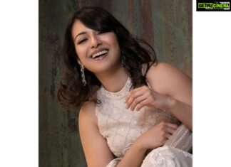 Catherine Tresa Instagram - As mad as the hatter but, never as lost as Alice😊☺️. #caughtinthemoment