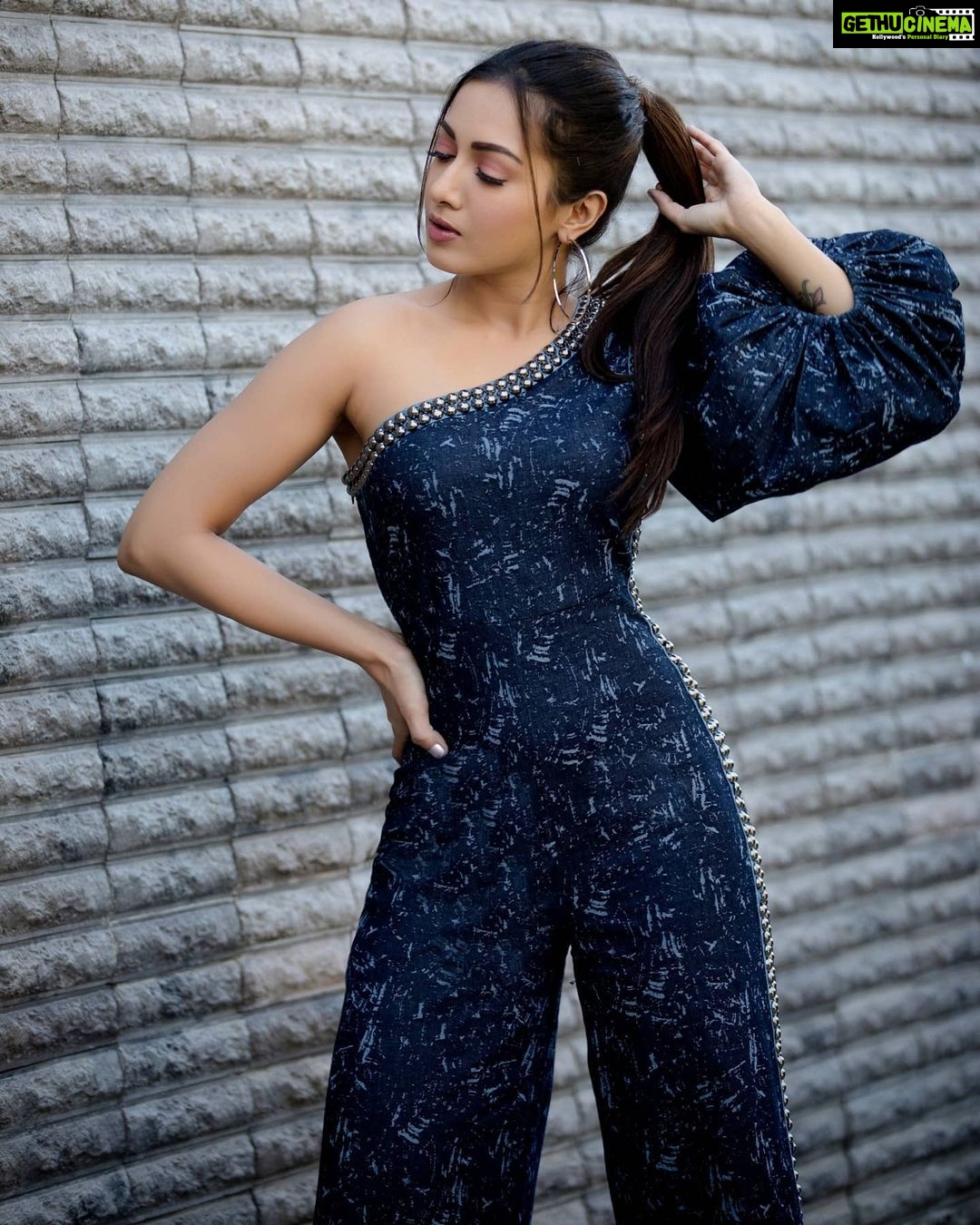 Catherine Tresa Instagram - Mood today 💙.