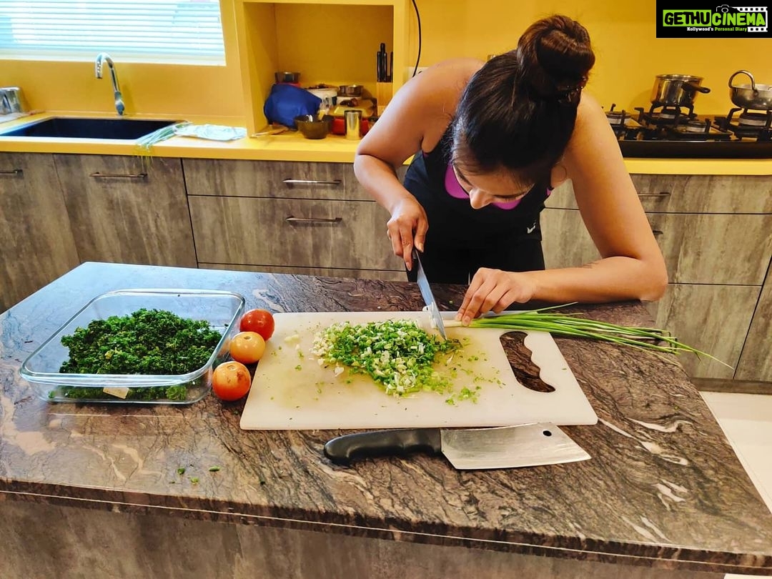 Catherine Tresa - 171.3K Likes - Today's salad....my all time favorite...Tabbouleh😊
P.S. The stance is because the knife was sharp and chopping finely isn't my forte😋.