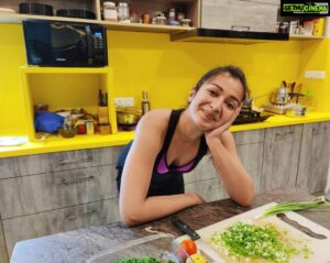 Catherine Tresa Instagram - Today's salad....my all time favorite...Tabbouleh😊 
P.S. The stance is because the knife was sharp and chopping finely isn't my forte😋.
