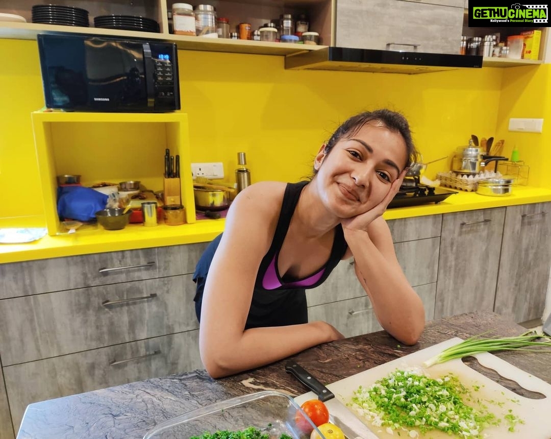 Catherine Tresa - 171.3K Likes - Today's salad....my all time favorite...Tabbouleh😊
P.S. The stance is because the knife was sharp and chopping finely isn't my forte😋.