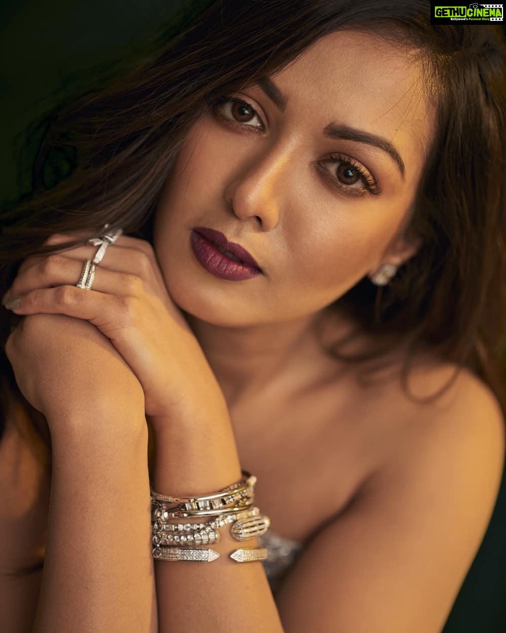 Catherine Tresa Instagram - Be kind. Be love.