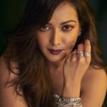 Catherine Tresa Instagram - Straight at you.