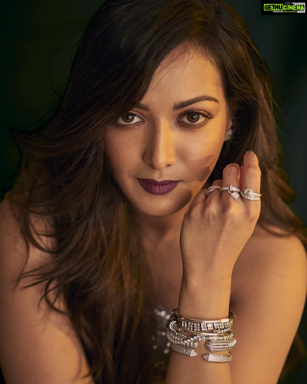 Catherine Tresa Instagram - Straight at you.