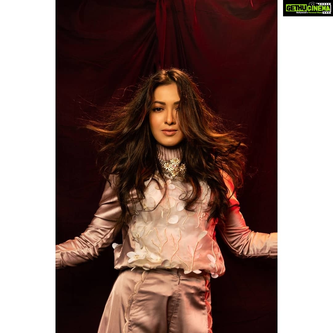 Catherine Tresa Instagram - This moment is all there is. Rumi. Dressed in @archanaraolabel Jewelry by @mspinkpantherjewel Hair and makeup by @r.k.kaifsalmani and @ritesh_yadav_makeup_artist Styled by @archamehta Captured by @artem.enterprise.
