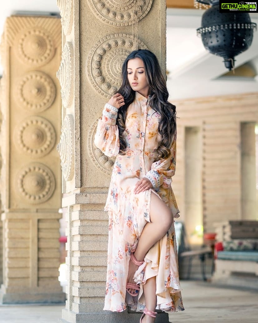 Catherine Tresa Instagram - Endless summer🏜️ @sandysartistry @ritesh_yadav_makeup_artist @r.k.kaifsalmani @chinthuu_klicks