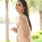 Catherine Tresa Instagram - Heading into the weekend like 😀😊 @chinthuu_klicks #sareelove #naturallight