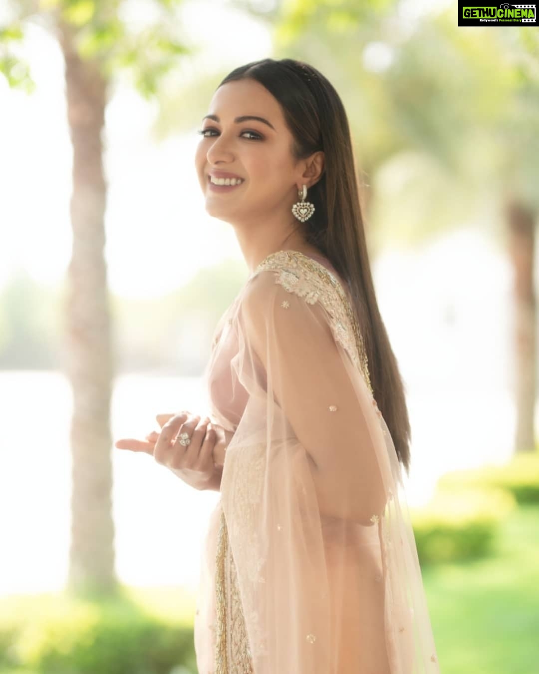 Catherine Tresa Instagram - Heading into the weekend like 😀😊 @chinthuu_klicks #sareelove #naturallight