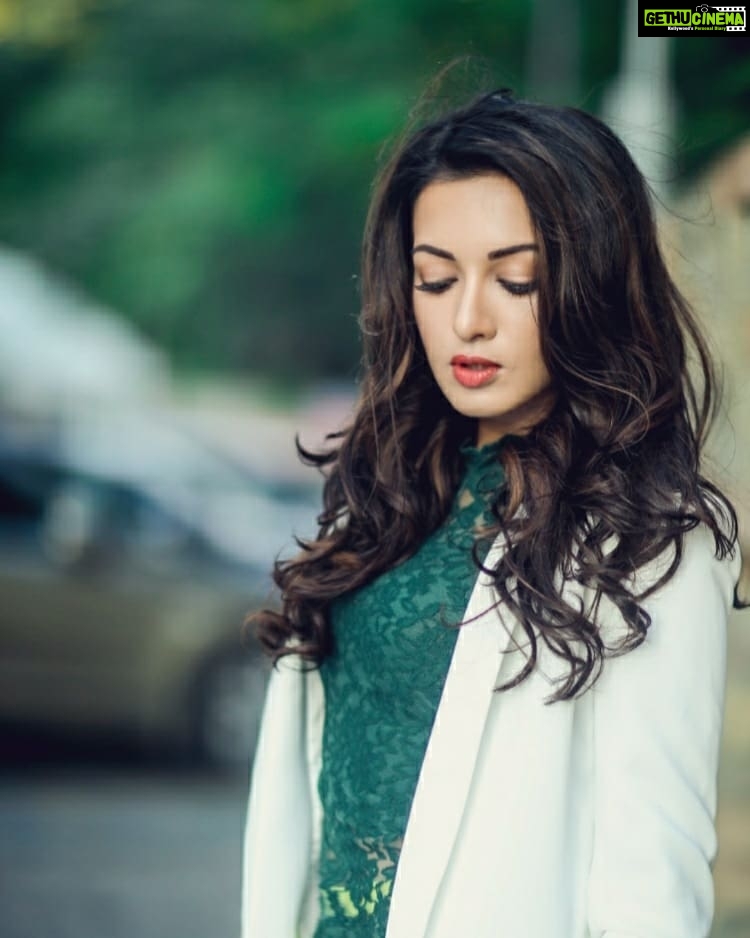 Catherine Tresa Instagram - How's the weekend treating you guys?? @sandysartistry @ritesh_yadav_makeup_artist @r.k.kaifsalmani @camerasenthil