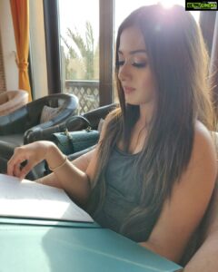 Catherine Tresa Instagram - Studying the menu😋😋 Madinat Jumeirah