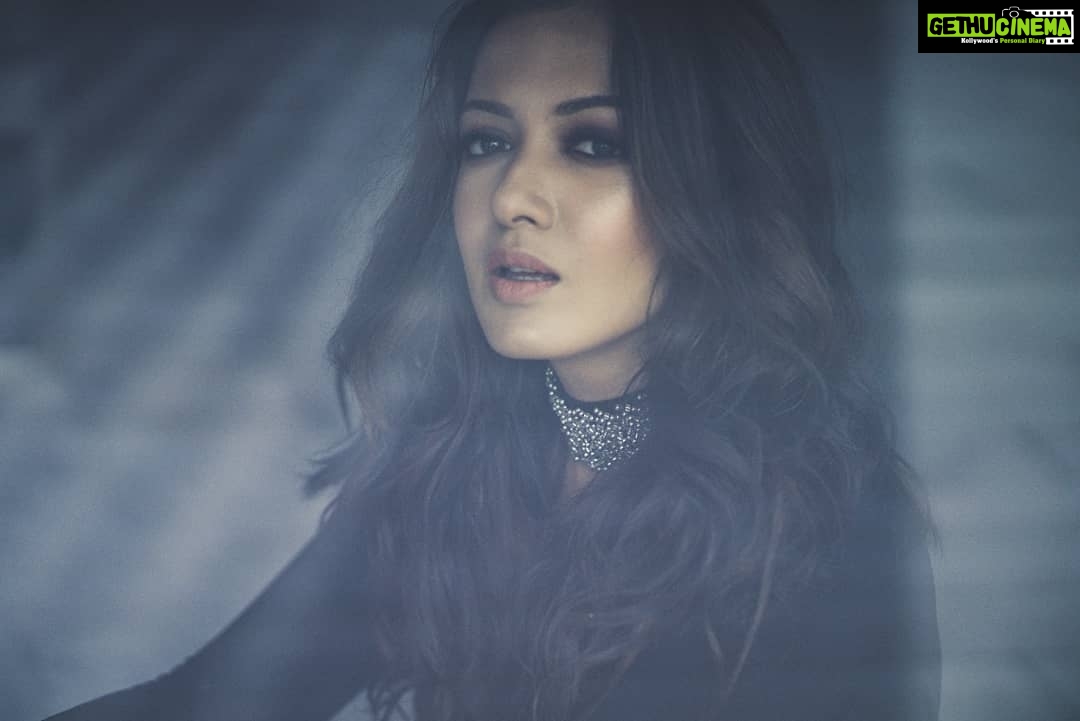 Catherine Tresa Instagram - Random reflections. @sherlylopez27